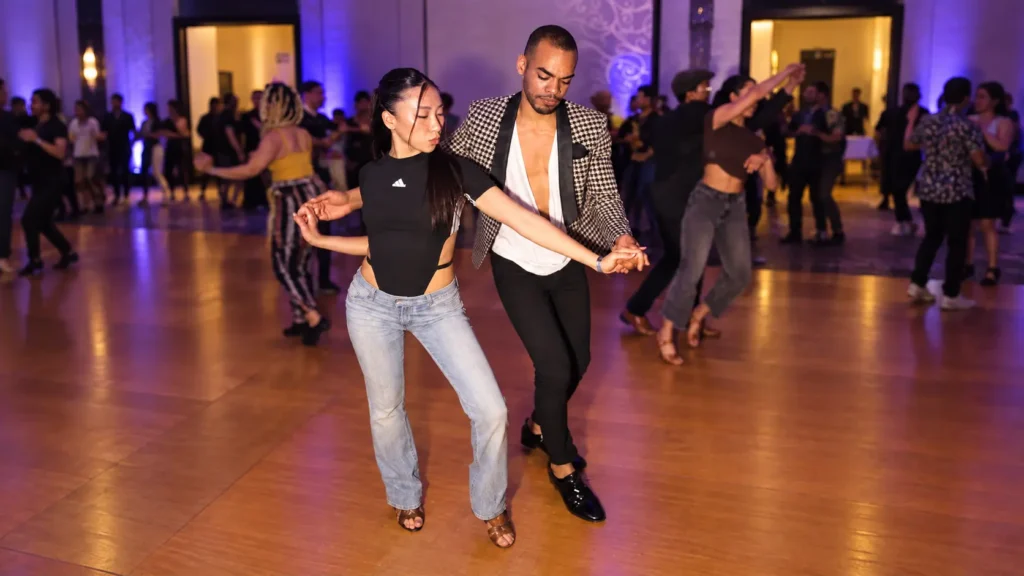 How to dance salsa for beginners example.