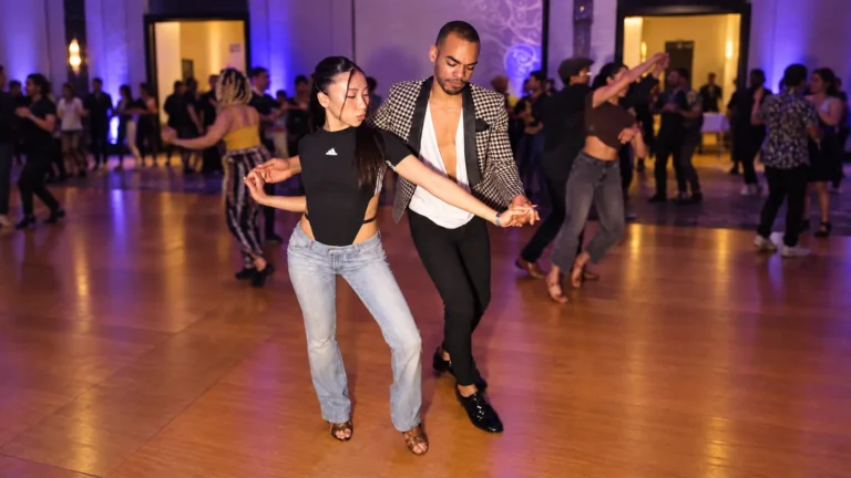 How to dance salsa for beginners example.